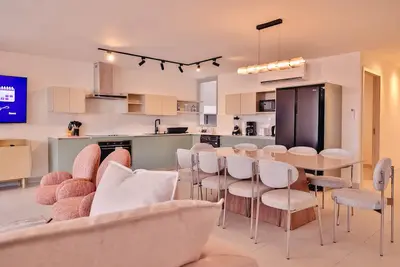 Image de 3b • Stylish 5br Apt • 4 Baths • Great for Groups