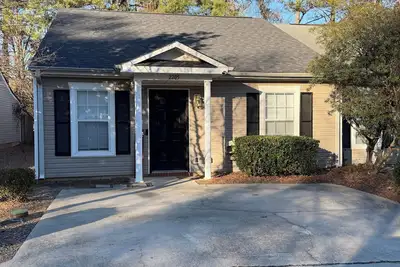 Image de 2-bedroom townhome tucked away in Augusta a mile from the Master’s golf course.