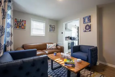 Image de Luxurious Private Cottage - Walk to Downtown Apex