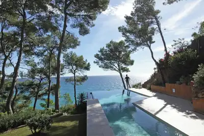 Luxury Seafront Villa • Infinity Pool - Walk to Beach