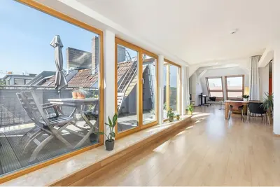 Image de Large, sun drenched two bedroom rooftop apartment in the heart of Helmholtz.