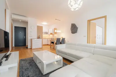 Image de Elegant Panorama City Suite: White Leather Sofa, Ac, Parking, River Promenade