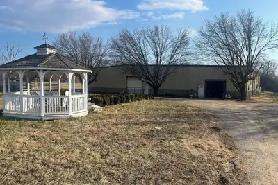 Image de Tranquil 2-bedroom farmhouse with indoor and outdoor arena with trails! ! !