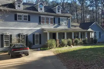 Image de Spacious Upstairs Master Suite w/ Ensuite Bath – Shared Home