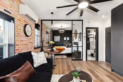 Image de Industrial Loft-Style Suite Downtown Collingwood