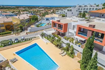 Image de Apartment in condominium with sea view. Quiet, 5 minutes from Galé and Salgados.