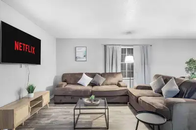Image de 3 Min Walk to At&T | 2br | Parking + Pets + Gym