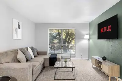 Image de 3 Min Walk to At&T | 1br | Parking + Pets + Gym