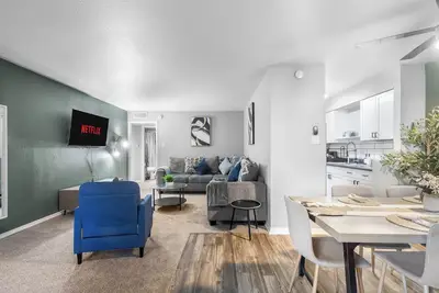 Image de 3 Min Walk to At&T | 3br | Parking + Pets + Gym