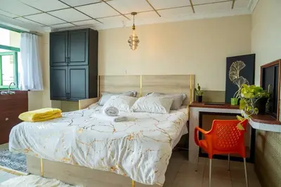 Image de 2. Platinum Suite at VillaromAfrica Staycations