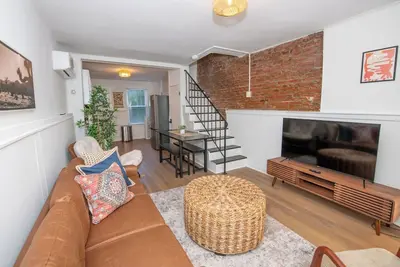 Image de Stylish Fishtown 2br/2ba + Office + Bonus Tv Lounge + Private Patio – 30+ Days