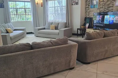 Entire Home: Sleeps 7+ Free Parking