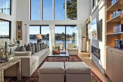 Image de Stunning luxury lake front house in Neotsu & minutes to downtown Lincoln City. Or