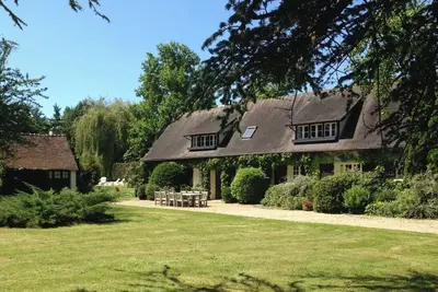 Image de Normandie - À 1h00 de Paris, 2 hectares de parc, Tennis, Piscine.