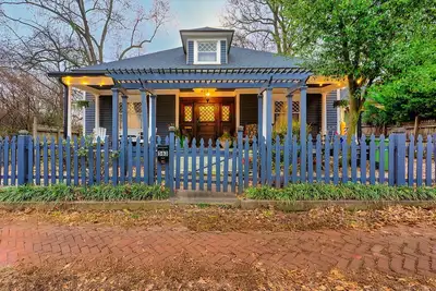 Image de Grant Park 4br Victorian Retreat Walk to Zoo & BeltLine - Private Parking Deck