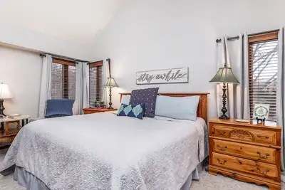 Image de 3br, 3ba Townhome w/ Sunporch + Fireplace