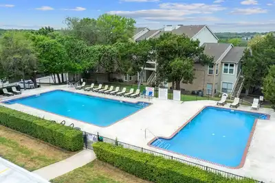 Image de Brand New 2bd/2. 5ba Condo. Furnished & Work-Ready!