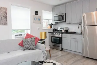 Image de Charming one-bedroom apartment wit A/C in the lively heart of Brooklyn.