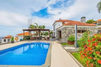 Image de Vacation home with pool and garden|Quinta Aurora by Ymr