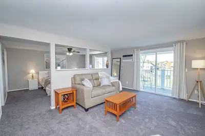 Image de Studio Neutral Chick - near Kettering hospital, Wright Patterson Afb and Wsu