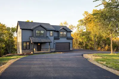 Image de New construction, Hot tub, Game room, Extra-large patio, Firepit, covered porch