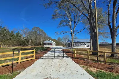 Image de 2-bedroom 2-bath gated cottage in charming Dublin with cool Ac breeze