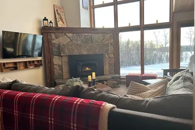 Image de The Treehouse - Year-Round Retreat with Shared Lake Access, Near Ski and Town