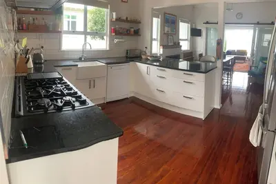 Image de Ideally located for access to town, shops restaurants schools and hospital.