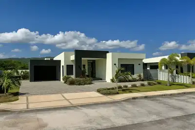 Image de 3-bedroom 3. 5 bathroom home in pleasant St. Ann Parish with Ac comfort