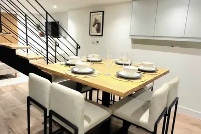 Image de Vibrant 4br | 2Bath | Home |High-end |Cntr Cheltenham |All stays | Parking incl