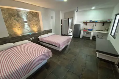 Image de Suite with 2 dbl beds, kitchen, fans and Ac. Just 2 blocks from beach.