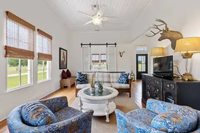 Image de New Luxury Farmhouse Mins To Downtown Brenham W/Fishing Pond