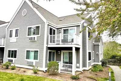 Image de Beautifully renovated second-floor condo at Ocean Edge Resort.