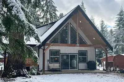 Image de Ember & Evergreen Retreat with covered hot tub and patios in charming Ashford