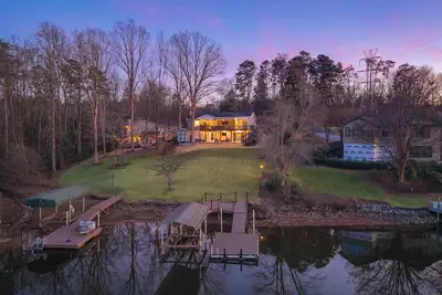 Lakefront + Kayaks + Dock + Screened in Porch | Home Sweet Bowen