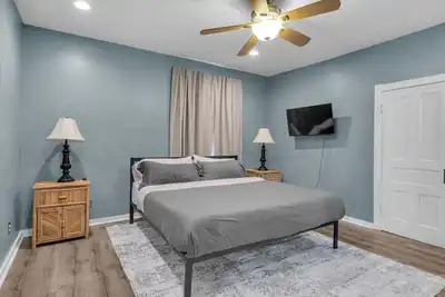Image de Cozy, Bright & Spacious 5-Bedroom Home