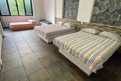 Image de Cozy apartment for 9 in tranquil Los Ayala with 2 Qs beds, 1 dbl bed, 3 sofas.