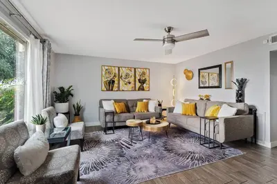 Image de Artsy Townhouse w/ Billiards & King En Suite