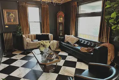 Image de Cozy Dark Academia Scholar’s Manor Near Gonzaga!