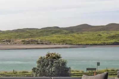 Image de Ocean Beach Retreat • Stylish Prime Beachfront