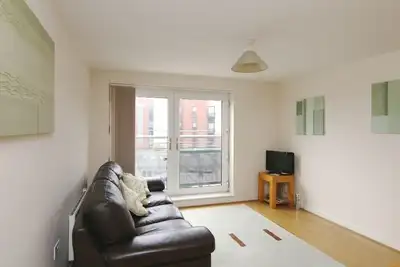 Image de Modern 2 bed city center apartment close to main road, bus & railway station