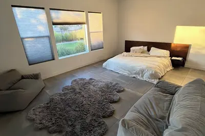 Spacious 4-bedroom house with pool & gym