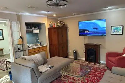 Image de Pleasant 1-bedroom apartment with Ac in vibrant high end neighborhood.