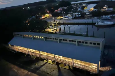 Image de Legend Oaks Room 2 over the water