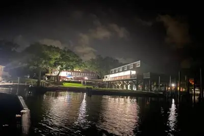 Image de Legend Oaks Room 6 over the water