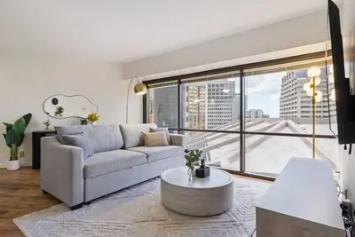 Image de Chic Downtown Honolulu Retreat – Free Parking