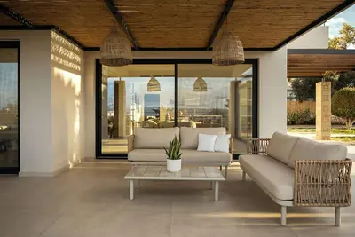 Image de Villa Leone, vivre le luxe avec piscine privée et mer en toile de fond