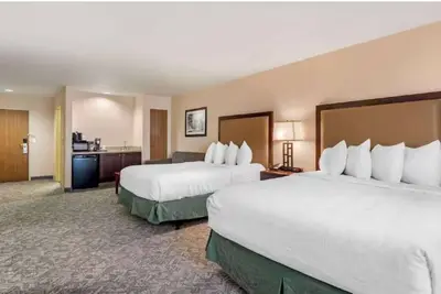 Image de Relaxing Eagle Retreat | 1 Unit | Heated Pool