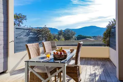 Image de Charmant appartement T2 dans résidence piscine, à 2 pas du port
