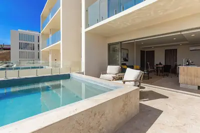 Image de Brisa Del Sol in Cabo Costa is a stylish 2-bedroom condo with ocean views, a private plunge pool on the patio, and an excellent location in Cabo San Lucas. Perfect for relaxing stays close to beaches, dining, and local attractions.